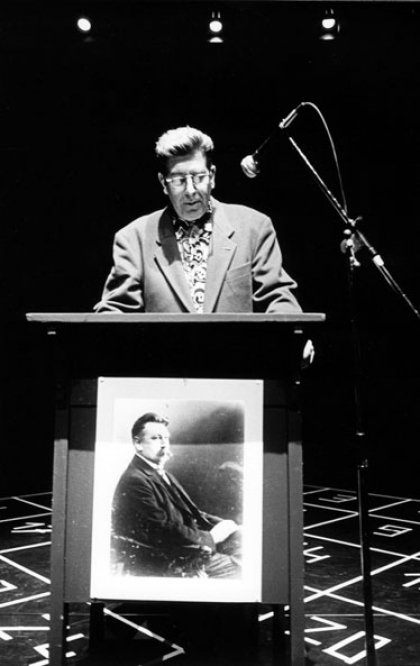 Rob Grootendorst bij de presentatie van deel 1 van Theo Thijssens Verzameld werk in 1993.